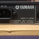 Zadní strana černého elektronického zařízení značky YAMAHA. Jsou zde vidět napájecí konektor s nápisem AC IN a dva MIDI konektory označené jako OUT/T…