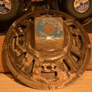 Fotografie zachycuje zadní stranu reproduktoru s kovovým rámem. Na magnetu je modrý štít s nápisy Fender, MUSICAL INSTRUMENTS a SPECIAL DESIGN SPEAKE…