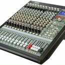 Digitální mixážní pult s černým šasi a šedým ovládacím panelem. Na horní části je nápis KORG a v pravém horním rohu označení modelu MW-1608 vedle dis…