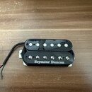 Černý humbucker s plastovým krytem a bílým rámečkem. Na boku je bílý nápis Seymour Duncan. Snímač má šest viditelných pólů, z nichž jedna řada je zak…