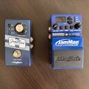 Dvě modré efektové pedály značky DigiTech. Levý pedal má nápisy JamMan EXPRESS XT, LOOP LEVEL a TRUE BYPASS, je vybaven třemi kontrolkami (REC, DUB,…
