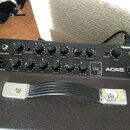 Černý kytarový kombozesilovač značky Hartke, model ACR5. Horní ovládací panel obsahuje řadu otočných potenciometrů s popisky VOLUME, CONTOUR, BASS, M…