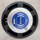 Fotografie znázorňuje zadní stranu reproduktoru s černým rámem a stříbrným magnetem. Na modré nálepce je uveden nápis beyma, Loudspeakers a MODEL 12…