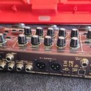 Kytarový procesor s tmavě hnědým povrchem a černými ovládacími knoflíky. Na zadním panelu jsou viditelné nápisy BOSS Corporation, MADE IN TAIWAN a sé…