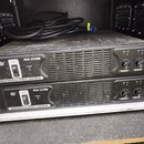 Dvě černé rackové jednotky s nápisem PSA-31500 a PROFESSIONAL STEREO AMPLIFIER umístěné v transportním kufru. Každý přístroj má zapínací spínač ON/OF…