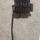 Černý kobylkový systém pro elektrickou kytaru s pákou. Na pravé straně je vidět nápis „Ibanez EDGE“. Povrch vykazuje známky opotřebení a oxidace v ob…