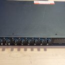 Černý rackový zvukový interface s logem Focusrite. Přední panel obsahuje osm kanálů s potenciometry a přepínači, sekci s nápisem INPUTS (označené čís…
