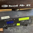 Černý svítící přístroj s nápisem Showtec Moving Par 64. Na spodním ovládacím panelu je modrý digitální displej s číslicemi 8.8.8.8 a nápisy WORK, SIG…