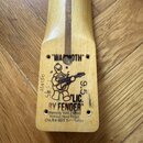 Fotografie zachycuje dřevěný krk elektrické kytary z pohledu zadní strany. Na dřevě jsou vyryty nápisy "WARWICK", "LIC. BY FENDER" a "9.5". Dole je t…