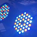 Dvě kulaté LED reflektory s vícebarevným osvětlením. Jsou vidět zapálené diody v červené, zelené a modré barvě. Na přístrojích nejsou žádné viditelné…