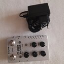 Stříbrný efekt pedál s nápisy GROOVE LOOP X2 a MODER. Na povrchu jsou čtyři černé otočné ovladače s popisky DRUM, LOOP, GENRE a SPEED, dále tlačítka…