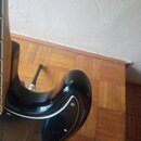 Detailní pohled na horní část korpusu černé elektrické kytary s lesklým povrchem. Kolem vyřezu pro přístup k hрифům je vidět bílý lem (binding). Na p…