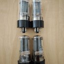 Čtyři elektronky v prohladněných skleněných obalech s černými plastovými základnami a kovovými piny. Na dvou horních jsou viditelné nápisy 6П13С a po…