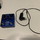Modrý efekt pedál značky NUX s nápisem Solid Studio I.R. & Power Amp Simulator. Zařízení má čtyři černé ovládací knofíky, dva zapínací spínače s popi…
