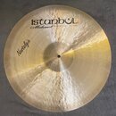 Kulatý mosazný činel s viditelným broušením a jemnými rýhami na povrchu. Na horní části je černý nápis istanbul Mehmet Handmade Cymbals from Turkey a…
