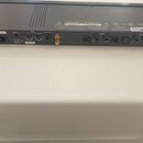 Zadní strana rackového zařízení v černé barvě. Na levé straně je nápis MPX 500 a LEXICON, INC. oraz Made in P.R.C. Panel obsahuje konektory pro napáj…