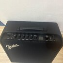 Černý kytarový kombozesilovač s logem Fender na přední straně. Na ovládacím panelu je nápis MUSTANG LT50 a popisky vstupů a ovladačů: INPUT, AUX, GAI…