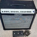 Černý kytarový kombozesilovač s bílým lemováním mřížky reproduktoru. Na horním ovládacím panelu jsou nápisy CRATE, HIGH GAIN, OVERDRIVE, CLEAN, EFFEC…