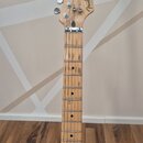 Elektrická kytara s tmavě hnědým trupem a světle hnědým javorovým hmatníkem. Na hlavě je viditelné logo Fender a nápis STRATOCASTER. Nástroj má šest…