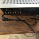 Zadní strana stříbrného audio zesilovače značky PIONEER. Jsou vidět různé vstupy a výstupy, včetně konektorů RCA a šroubovacích svorek pro reprodukto…