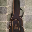 Černý poloměký pouzdro na kytaru s hněvými lemováním. Na přední straně je bílé logo ve tvaru stylizovaného písmene O a nápis ORTEGA® GUITARS · EST 19…