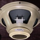Fotografie znázorňuje reproduktor v béžovém kovovém rámu. Na bílé nálepce je uveden nápis CELESTION T5977B NEO CREAMBACK 8Ω MADE IN UK JJ2B. Na zadní…
