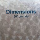 Detailní záběr na povrch kovového činele. Je na něm vidět modrý nápis Dimensions a pod ním černý text 20" dry ride. Dole je vyražen nejasný nápis a s…
