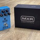 Modře lakovaný efekt pedál s pět vệmi černými ovládacími knoflíky. Na přední straně je logo MXR a nápis analog chorus, u knoflíků jsou popisky CUT LO…