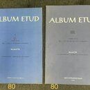 Dvě notové sešity s názvem ALBUM ETUD. Levý sešit je modrý s nápisy I., VÝBĚR ETUD PRO 2. STUPEŇ TECHNICKÉ VYSPĚLOSTI, KLAVÍR, E. KLEINOVÁ • A. FIŠER…