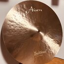 Kovový činel zlatavé barvy s kovaným povrchem (hammered). Na horní části je bílý nápis Aisen a v dolní části nápisy Traditional a 17" CRASH. Povrch v…