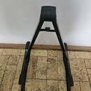 Černý kovový stojan na hudební nástroj v tvaru A. Na horní části je vyražen nápis PROEL. Povrch stojanu vykazuje známky opotřebení a drobné oděrky. N…