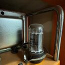 Detailní pohled na elektronovou lampu osazenou v žlutém zesilovači. Na skle lampy je černý nápis 5AR4, SO TEK a pod ním MADE IN RUSSIA s číslem 1209.…