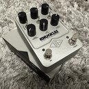 Stříbrný kytarový efekt pedál s nápisem KNUCKLES a pod ním textem '92 REV F DUAL REC AMPLIFIER. Na spodní části je viditelné logo ve tvaru stylizovan…