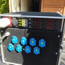 Černý rozvodový box v hliníkovém flightcase s nápisem PSA-161. Zařízení obsahuje tři přepínače s popisky PA, Mlha a SV., tři digitální voltmetry a tř…