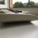 Bílá elektronická klávesová nástroj s plastovým korpusem. Na horním panelu jsou vidět ovládací prvky, tlačítka a klávesy. Nápisy na přístroji nejsou…