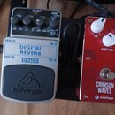 Dvě efektové pedály umístěné vedle sebe. Levý pedál je stříbrný s černým spodním panelem a nápisy DIGITAL REVERB, DR600 a logem bebelongar. Má čtyři…