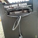 Zadní strana černého basového komba s nápisem CUBE BASS. Na štítku je uvedena značka Roland, model CB-120XL a sériové číslo 2083547. Jsou vidět ovlád…