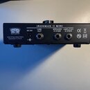 Černý kompaktní přístroj s nápisem IRONMAN II MINI. Na levé straně je logo Tone King a text Tone King Amplifiers Assembled in U.S.A. Zařízení má čtyř…