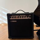 Černý kytarový kombozesilovač s logem YAMAHA na předním panelu. Horní ovládací panel obsahuje nápisy DRIVE, CLEAN a EQUALIZATION s popisky INPUT, GAI…