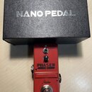 Červený efekt pedál s nápisem PHASER a značkou Rowin. Na horní části jsou umístěny přepínač, otočný potenciometr s nápisem SPEED a texty VINTAGE a MO…
