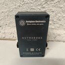 Zadní strana šedého efekt pedálu v kovovém provedení. Na povrchu je bílý nápis Darkglass Electronics a motto Your vision, our gear. Uvedeno je sériov…