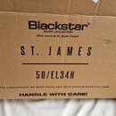 Fotografie znázorňuje hnědý kartonový obal. Na přední straně je černý nápis „Blackstar AMPLIFICATION the sound in your head“, pod ním výrazný text „S…