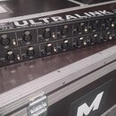 Dvě černé rackové jednotky s nápisy ULTRALINK a ULTRA-FLEXIBLE 6-CHANNEL MICROPHONE SPLITTER MODEL MS8000. Na předním panelu jsou vidět vstupy, přepí…