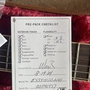 Fotografie zobrazuje papírový kontrolní seznam s názvem PRE-PACK CHECKLIST, který leží na červeném plyšovém vnitřku nástrojového kufru. V sekci EXTER…