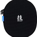 Kruhové černé pouzdro z textilie se zipem. Uprostřed je bílý nápis WAZA CRAFT a nad ním japonský znak. Na modrém štítku u zipu je bílý nápis BOSS s l…