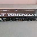 Zadní strana černého rackového procesoru s bílým nápisem AUTOCOM PRO INTERACTIVE DYNAMICS PROCESSOR MODEL MDX 140. Zařízení obsahuje vstupy a výstupy…