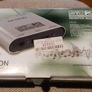 Fotografie znázorňuje krabici od zvukového modulu značky KETRON s nápisem BEST NATURAL SOUND a pocket size sound module. Na krabici je zobrazen stříb…