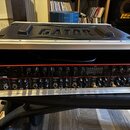 Černý rackový kufřík značky GATOR obsahuje dvě zařízení s červeným lemováním. Horní jednotka nese nápisy Scarlett 18i20 a Focusrite, spodní jednotka…
