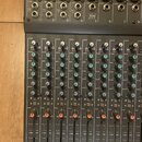 Fotografie znázorňuje horní část míchacího pultu s několika vstupními kanály. V horní sekci jsou vidět konektory XLR a jack s nápisy INPUT MIC, LINE…