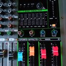 Detailní pohled na míchací pult značky Depusheng, model PA-12. Horní část obsahuje displej s nápisem DSP256, ovládací prvky pro USB OTG a 7bandový ek…